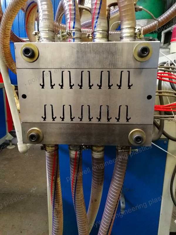 Injection Mold Put In Nylon Thermal Barrier Strip Extruding Machine