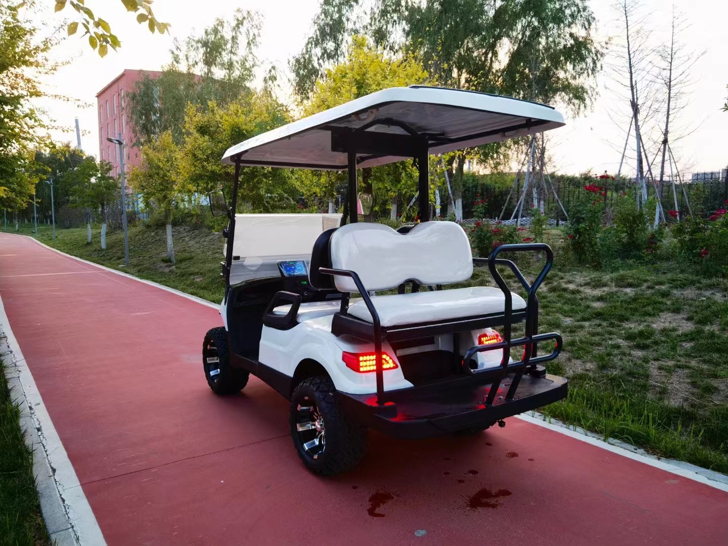 White Color 4 Seater Golf Cart Wheelbase 1630mm AC Motor 3.5 KW Ground Clearance 180mm