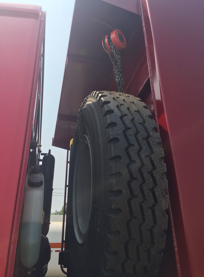 SINOTRUK HOWO Tipper Dump Truck 371HP 8X4 LHD 31tons 20-30CBM ZZ3317N3567W