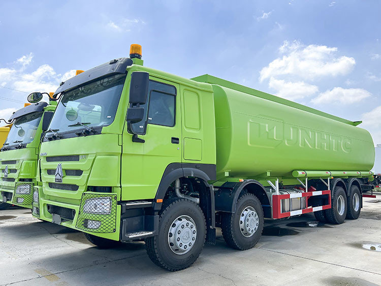 Sinotruck HOWO 371HP Heavy Fuel Tankers Truck 8X4 20000L