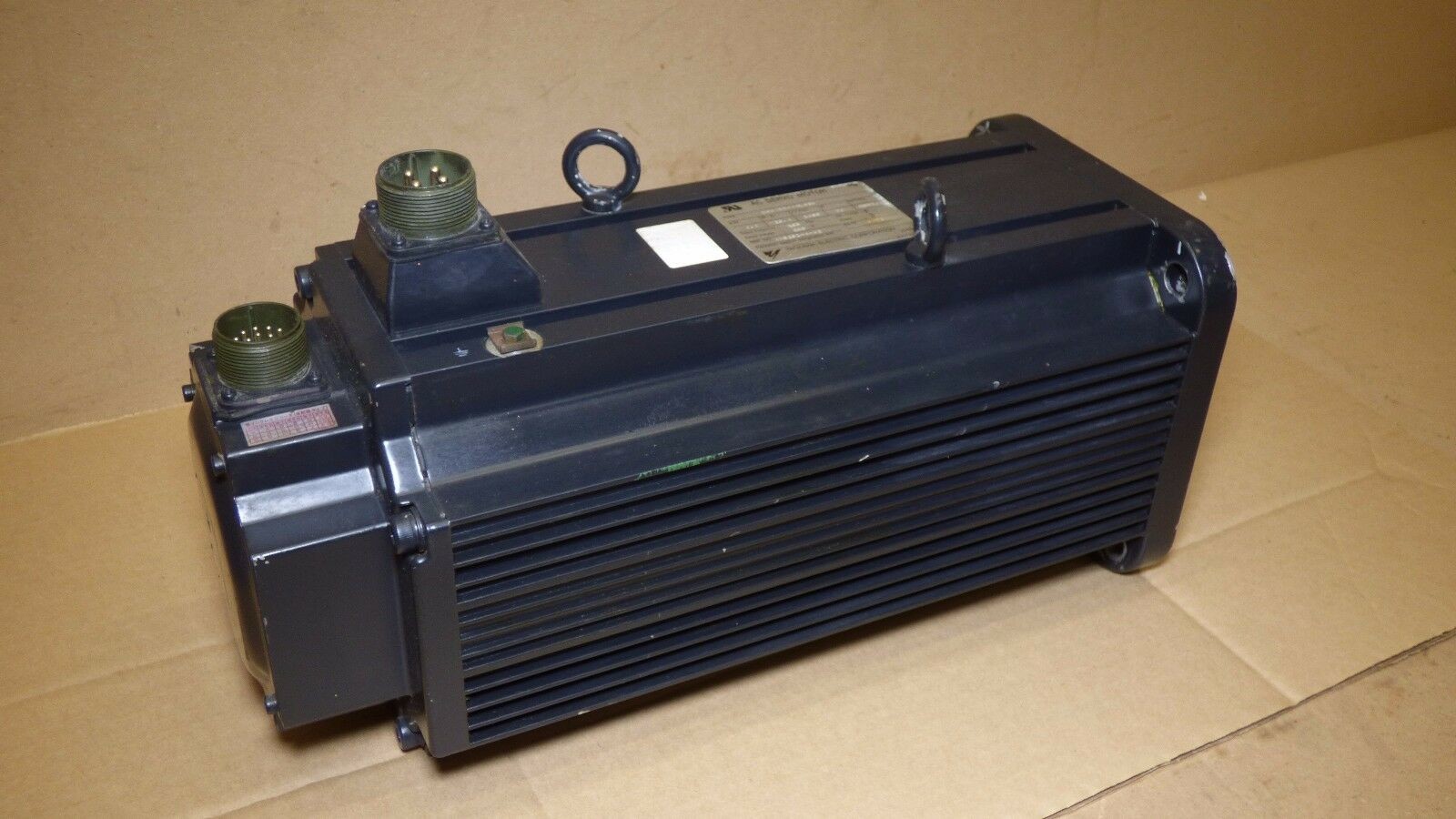 YASKAWA USAGED-44L22K SERVO MOTOR 4.4 KW 33 AMP 28.4NM 25IN-LB 1500 RPM AC BRUSHLESS,NEW ORIGINAL.