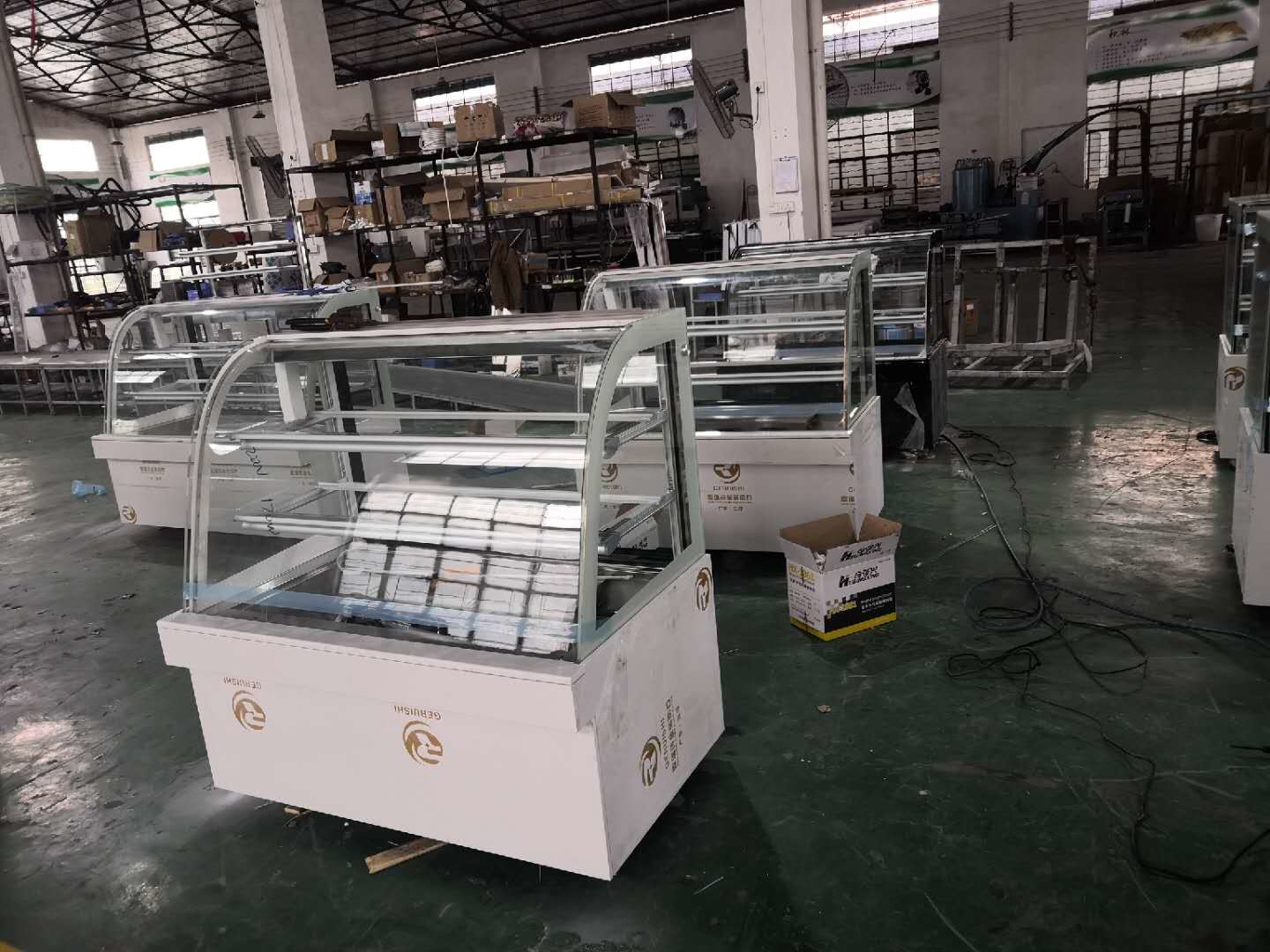 Double Arc glass Commercial Cake Display Freezer With Convenient Casters