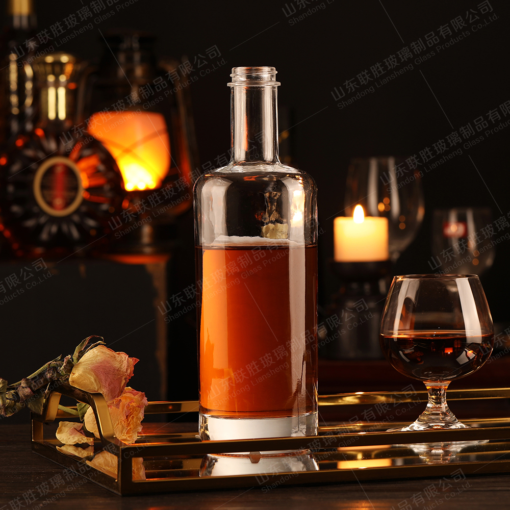 700ml Classic Thick Bottom Vodka Gin Glass Bottle with Screw Cap Clear Surface Handling