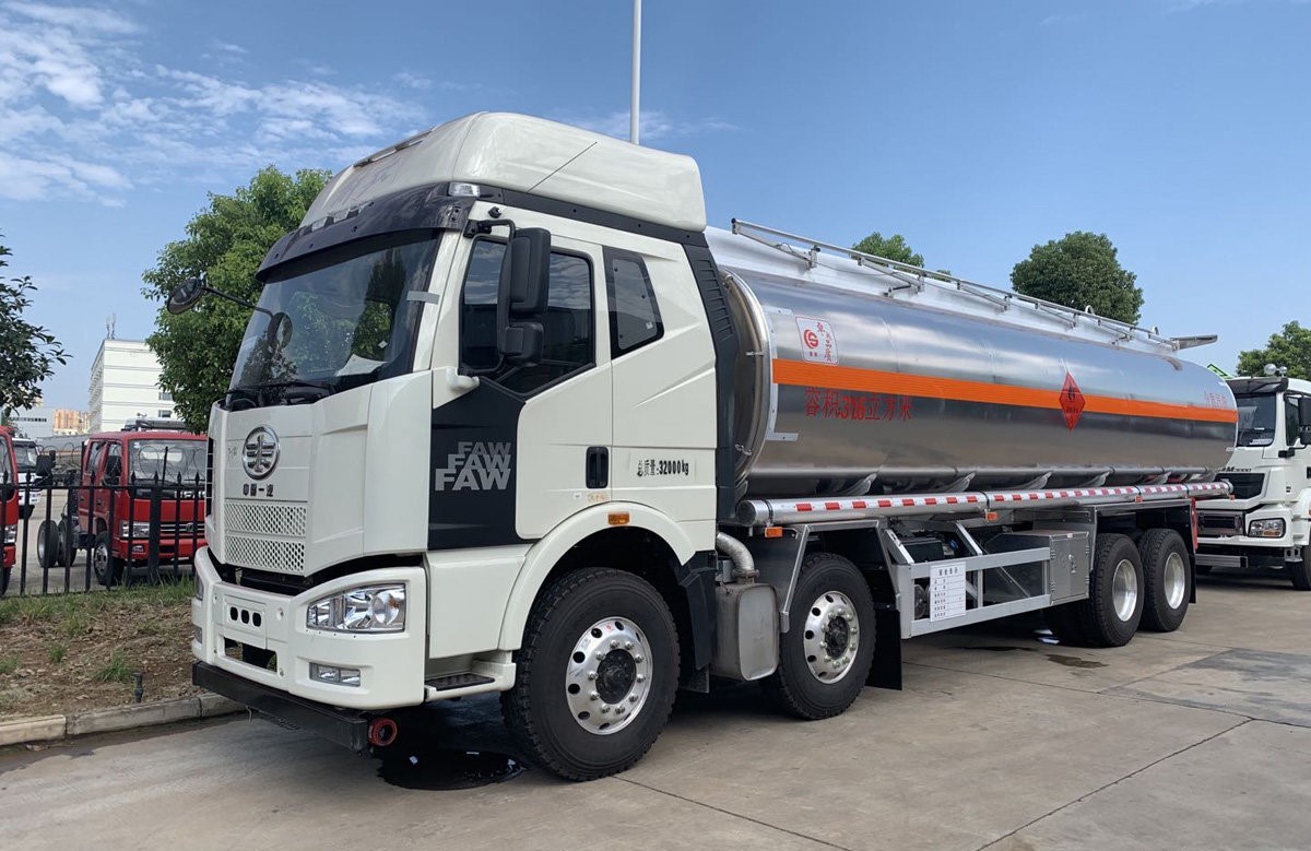 High Volume Fuel Distribution Oil Tank Vehicle Made Easy With Oil Fuel Delivery Truck