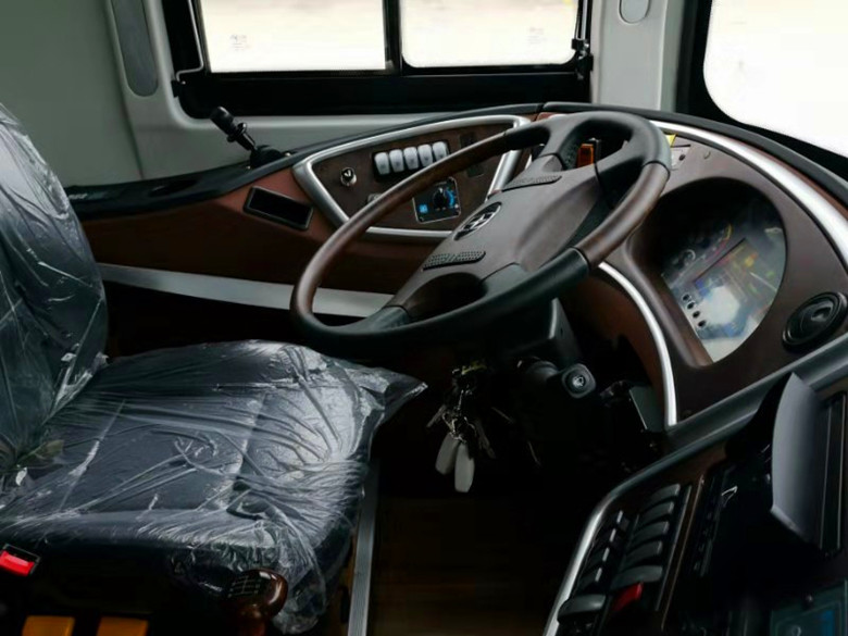 LHD/RHD Cummins 375HP Euro5 51+2 Seats Luxury Coach Bus YBL6128SD for Philippines