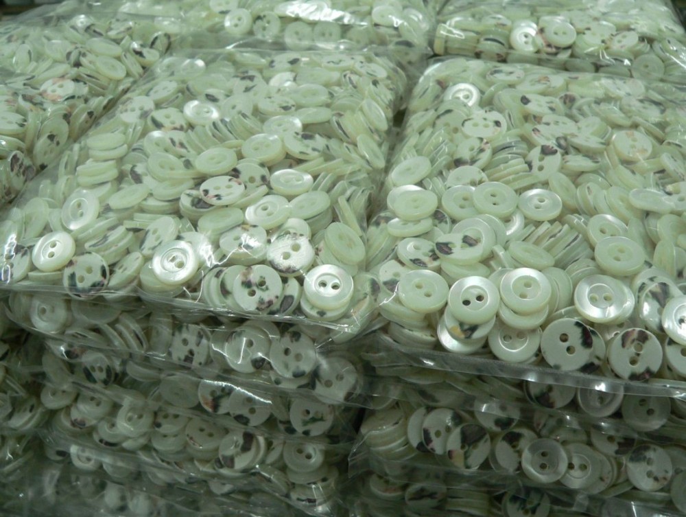 Factory wholesale high quality akoya 2 holes round natural agoya shell button for shirt dress