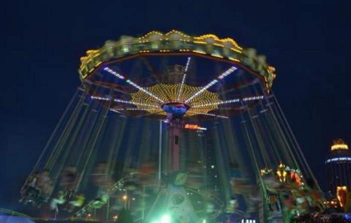 Carnival Park Swing Amusement Ride With FRP And Steel Structure Material