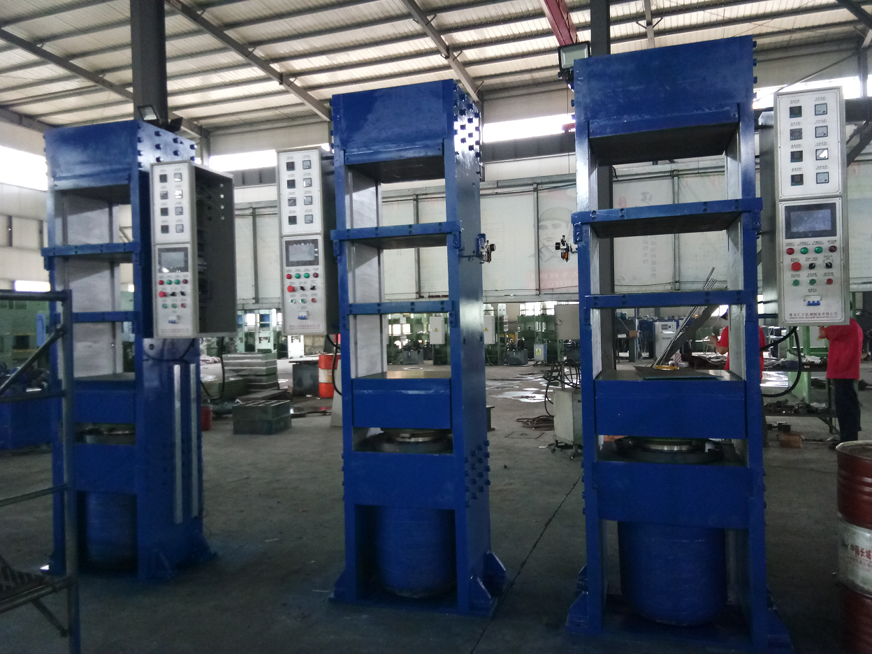 Rubber Solid OTR Tyre Hot Press Machine for Vulcanizing Molding 2600*1800*5800mm Size
