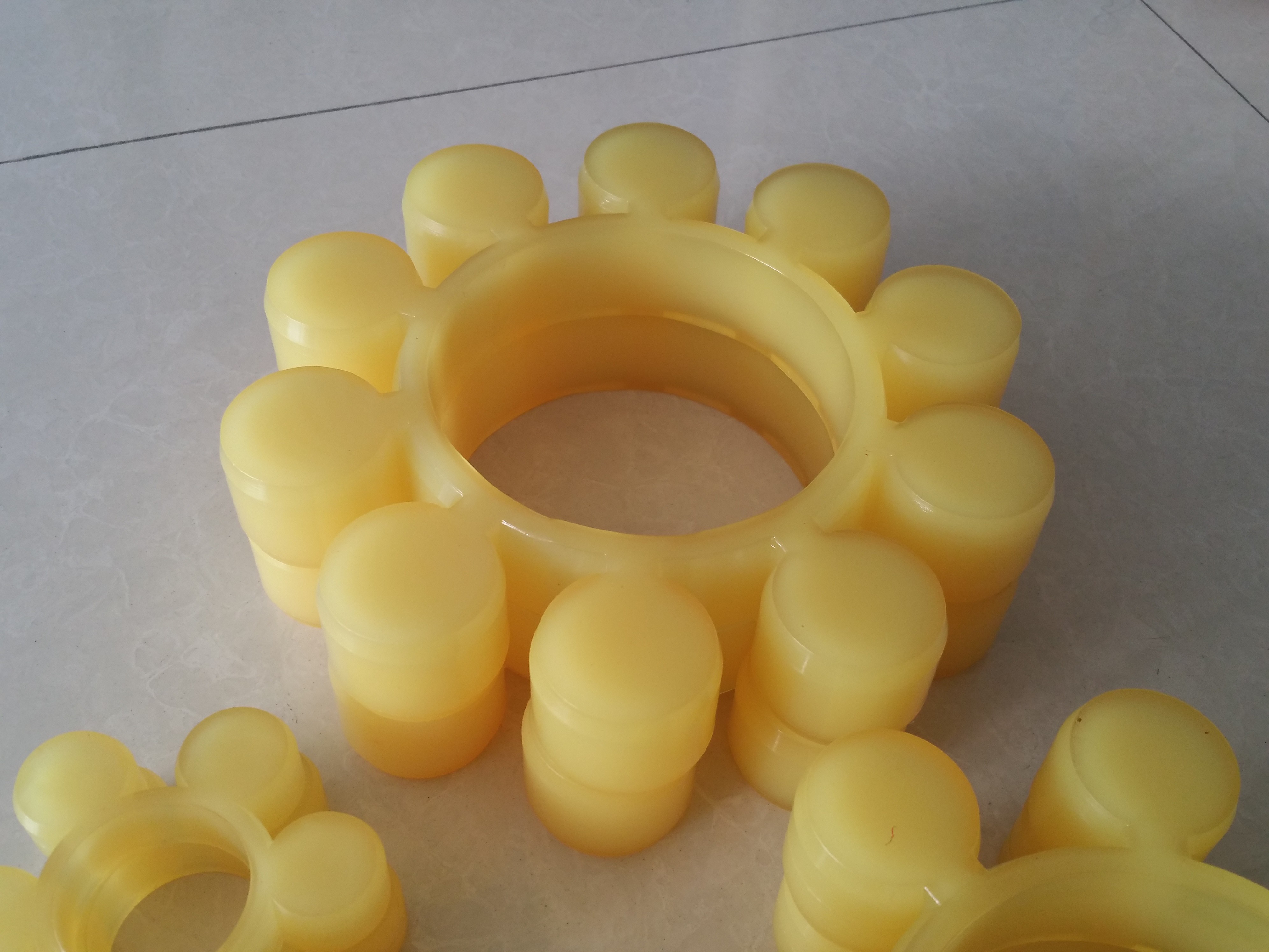 Standard Size Mt Coupling with Hardness 90 - 98 Shore A Yellow Color