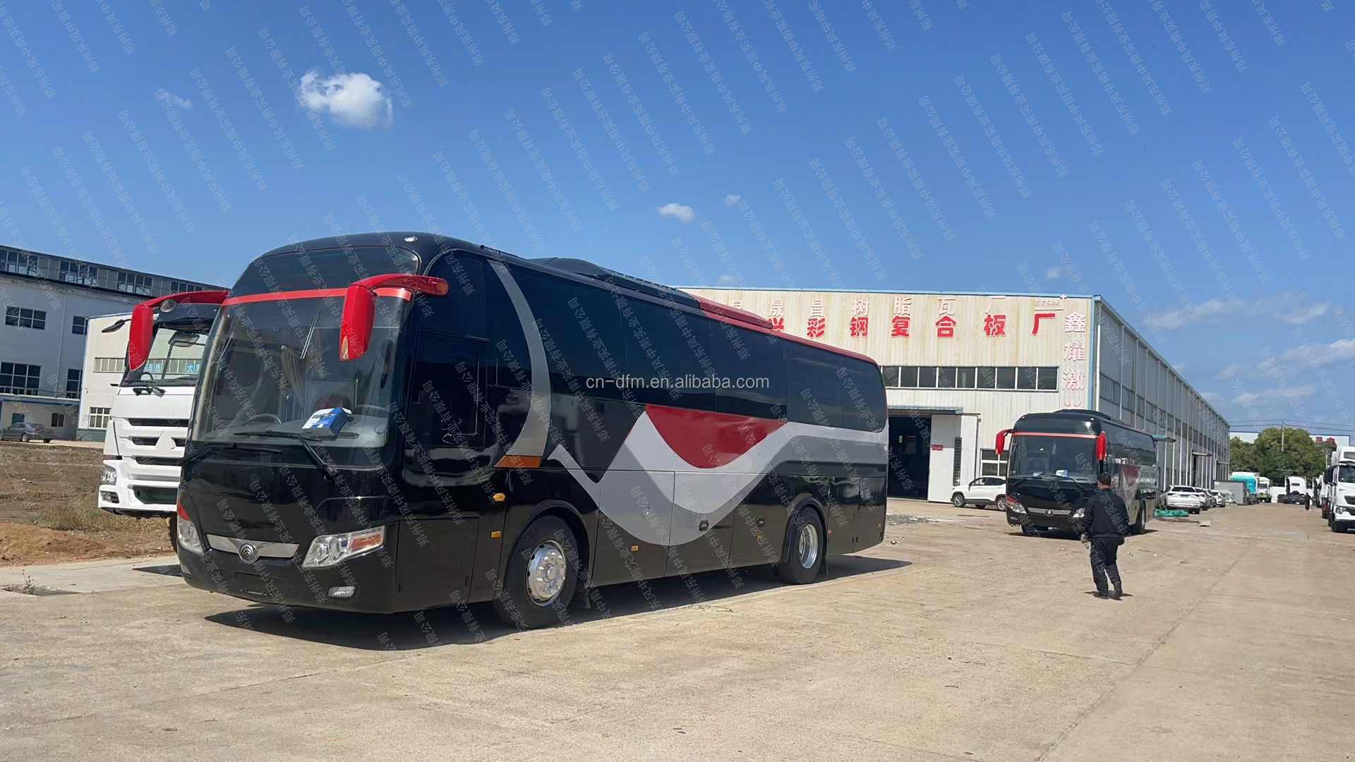 Highly Refurbished Customized Coach Bus 60 Seats Used Buses with 8.424L Displacement