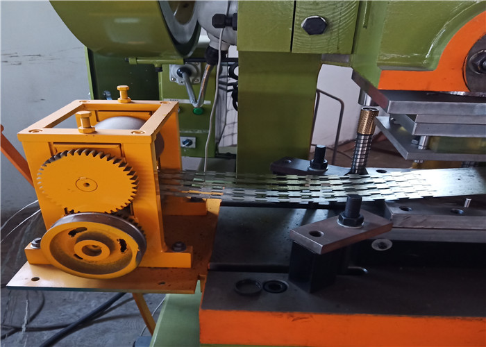 280m / H BTO - 18 Razor Blade Barbed Wire Making Machine