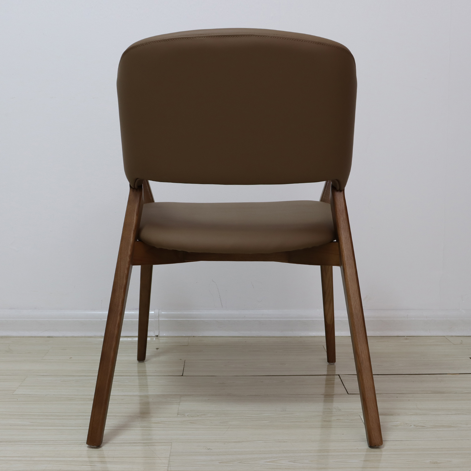 2023 Modern Design Solid Wood PU Leather Dining Room Arm Chair for Cafes Add Charm to Your Restaurant