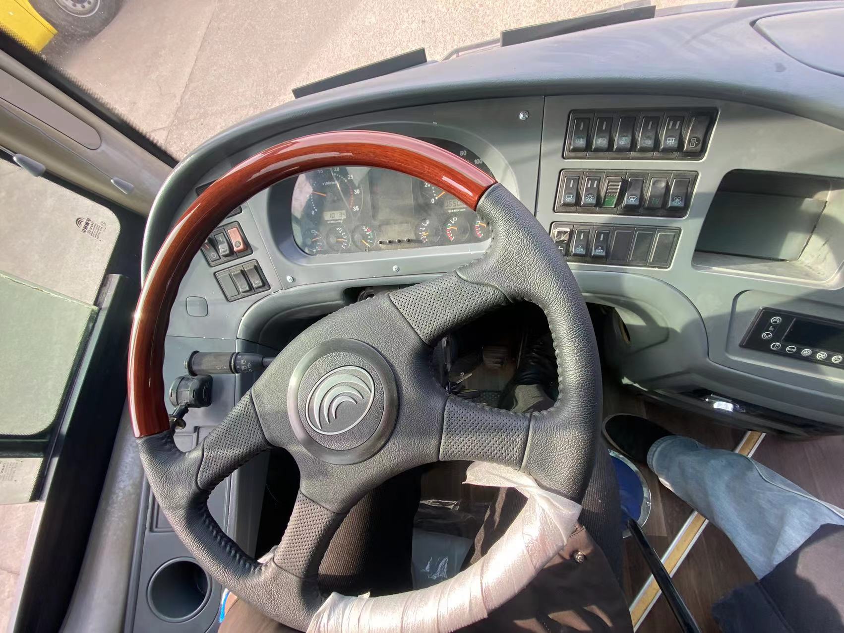 Used 35 Seats Coach Bus with Design Meeting Customer's Requirement