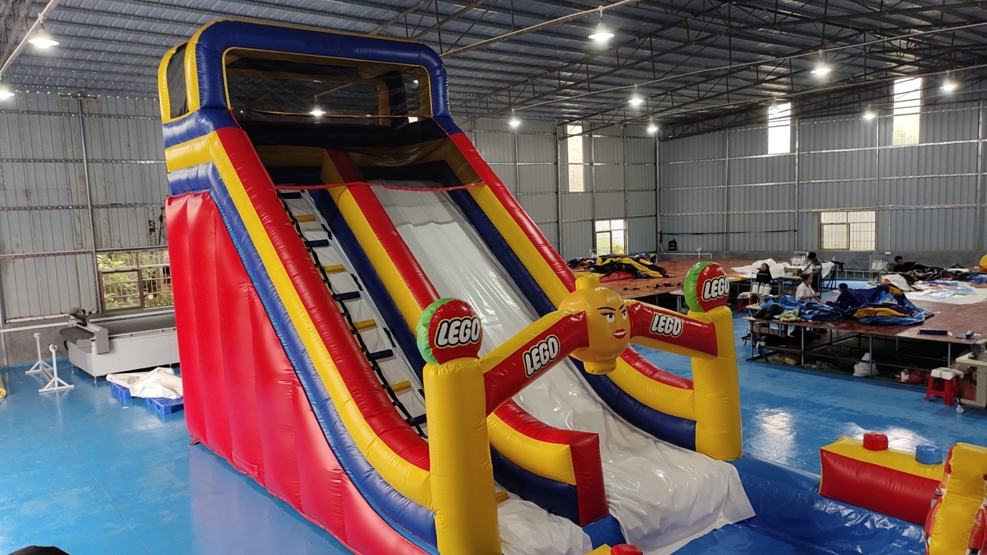 Fireproof 0.55mm PVC Tarpaulin Giant Inflatable Dry Slide Inflatable Castle LEGO Theme For Kids And Adults
