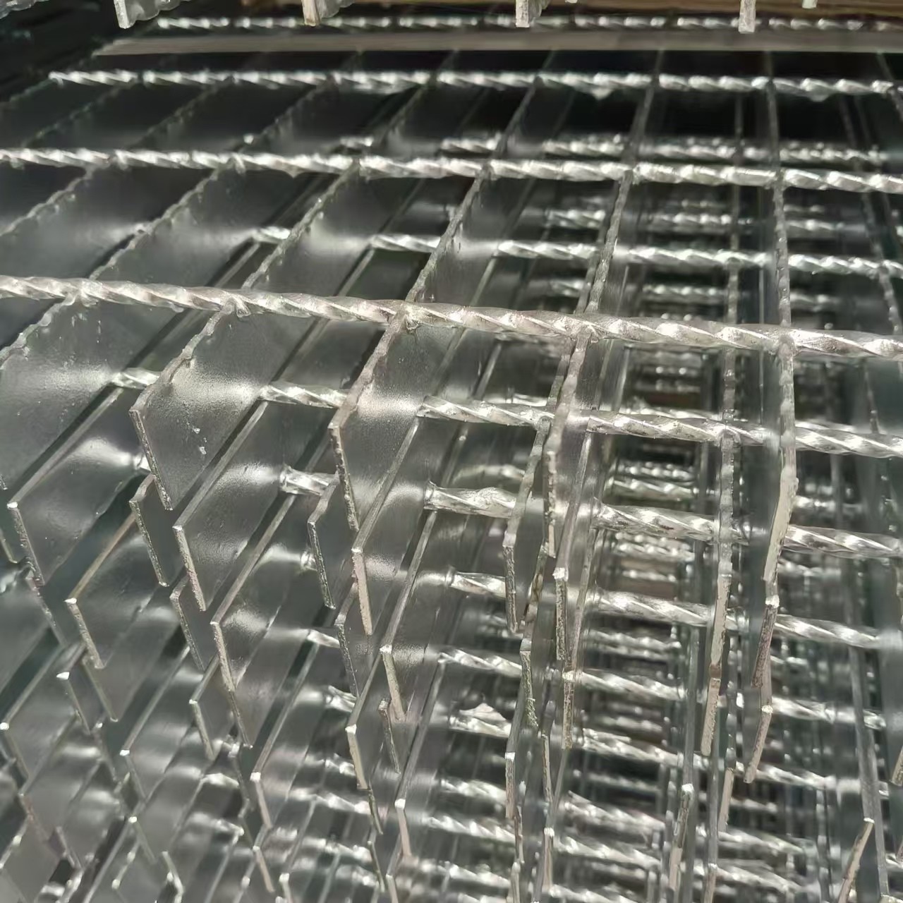Fire-Resistant Steel Gratings: Ensure Safety in High-Risk Areas