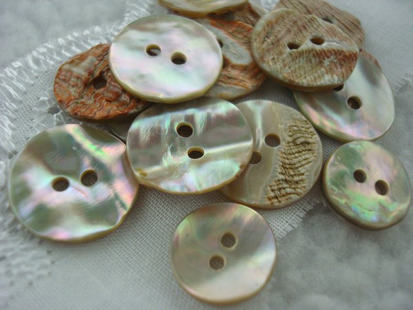 Wholesale Natural agoya shell button 2 holes for shirt,Round natural abalone 4 hole with thin side shell buttons