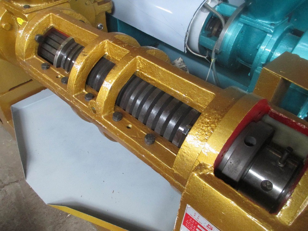 High Efficiency Screw Oil Press Machine 1800kg Weight For Small Oil Refinery