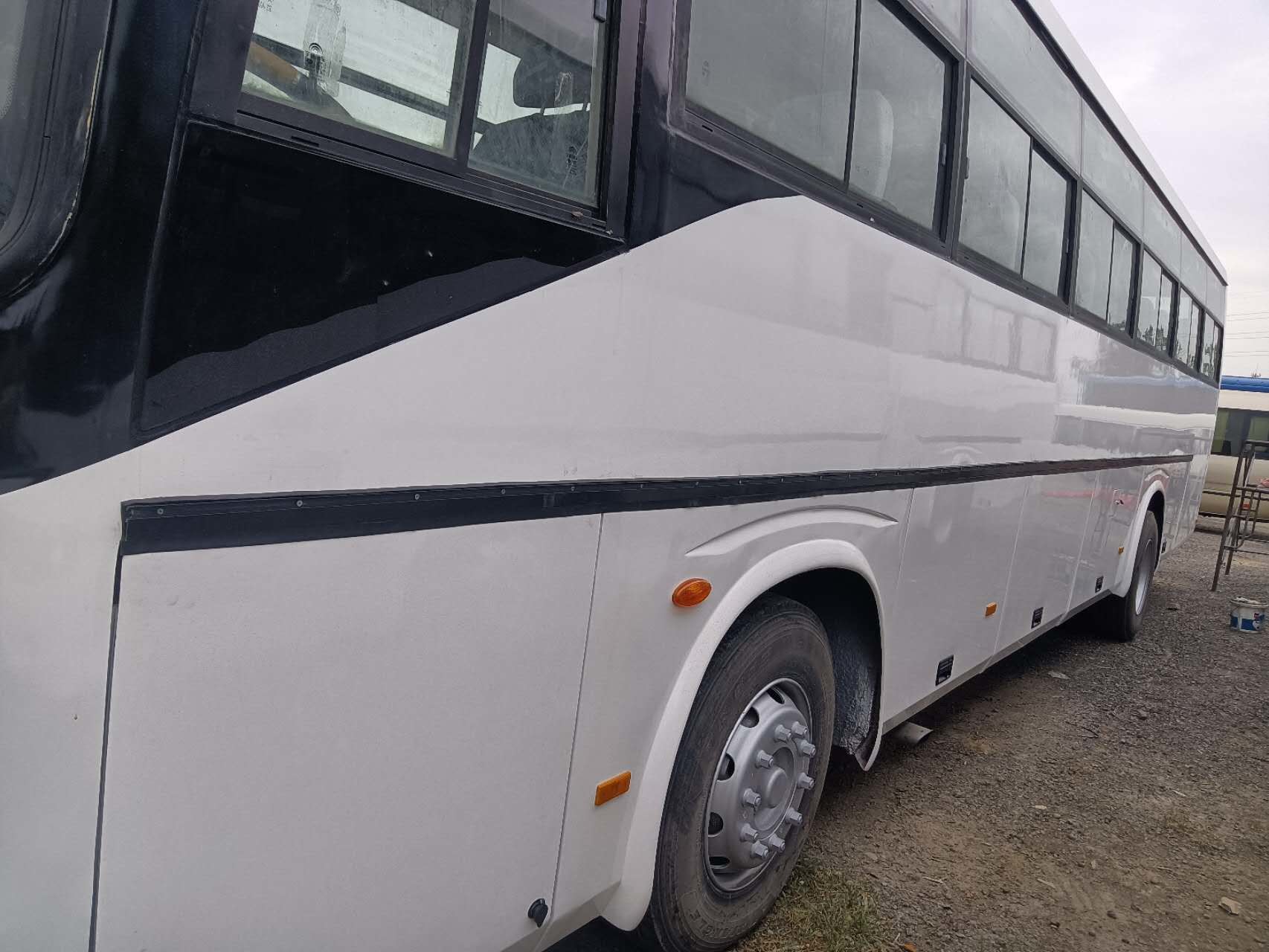 Right Hand Drive Yutong Bus Zk6116d F11 Used Front Engine Bus 53seats Two Doors Silding Window