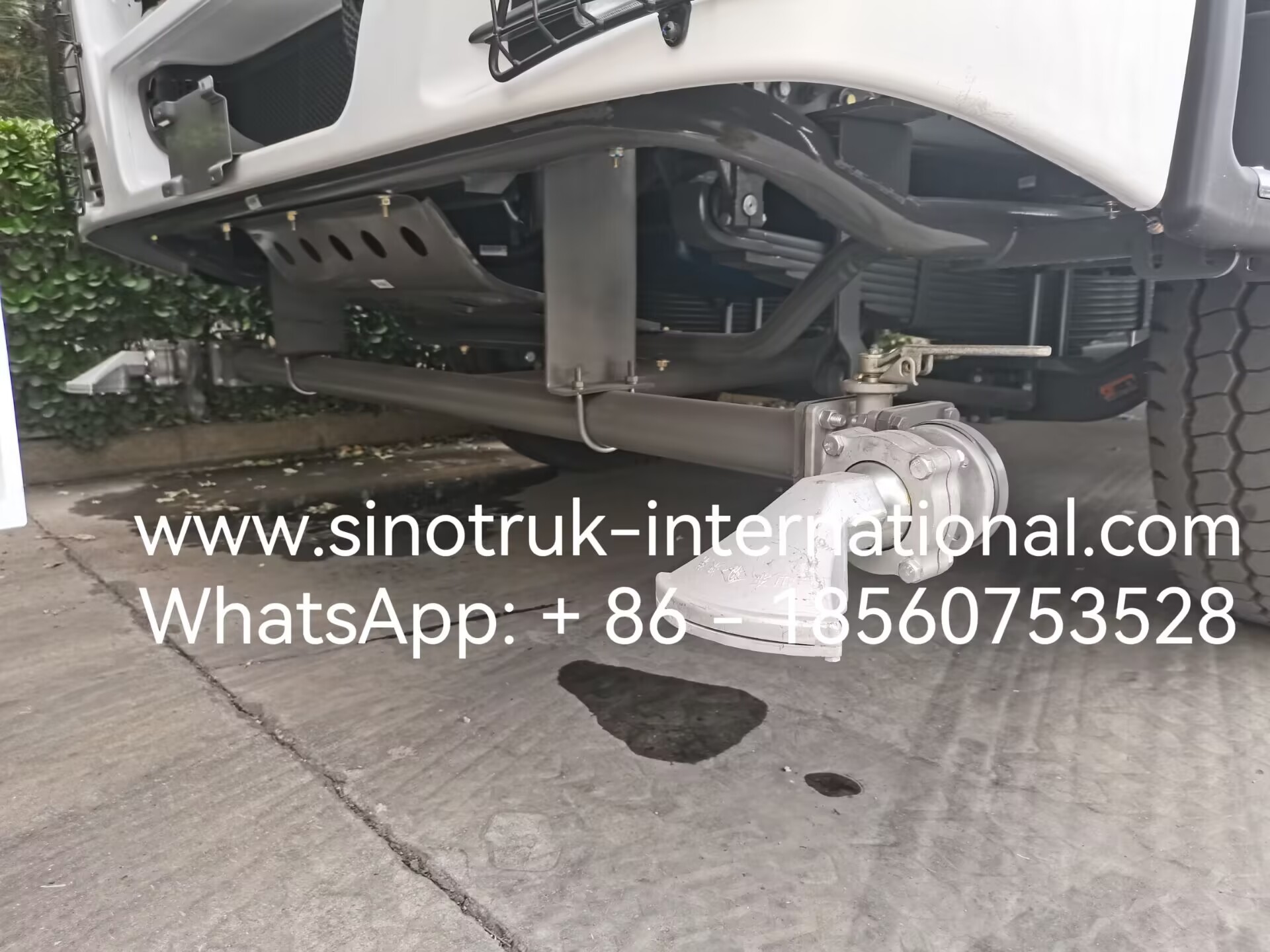 Sinotruk HOWO 6x4 Water Tank Truck With High Pressure Flush Function High efficiency