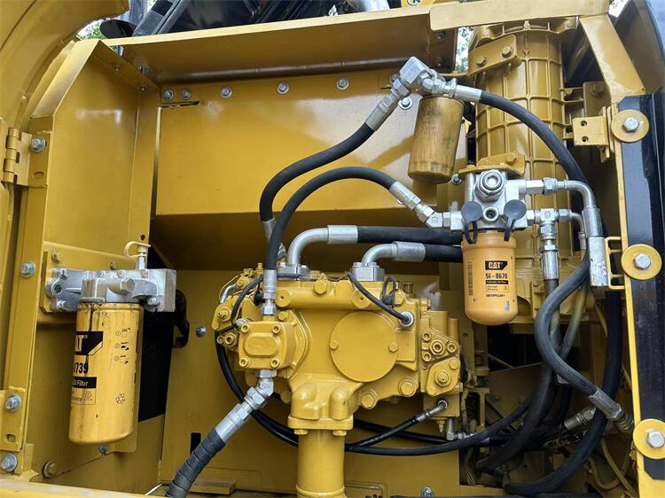 Japan Made Cat320d Crawler Excavator in Original Hydraulic Pump and Less Hours