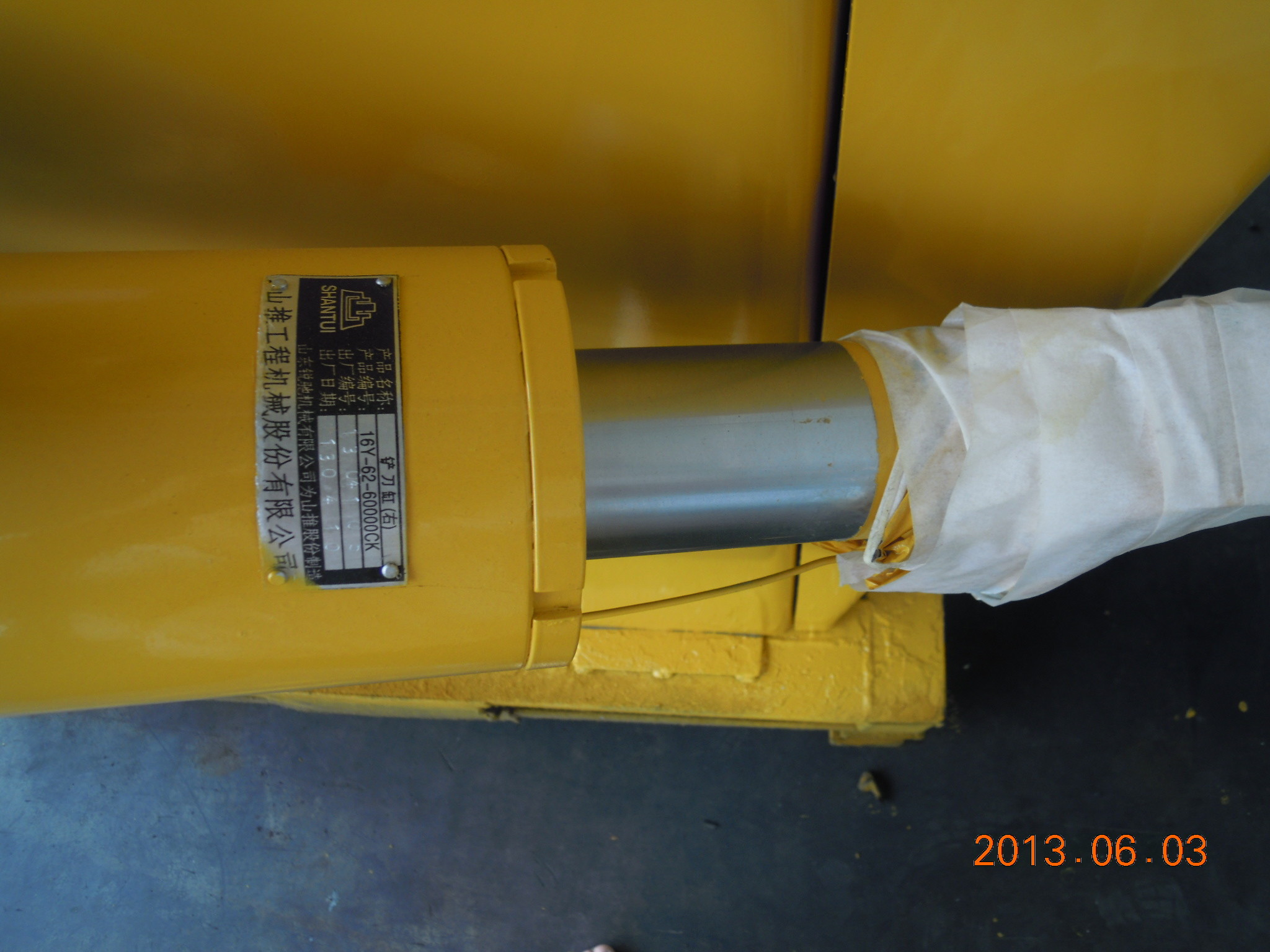 16Y-62-60000 SD16 Bulldozer Blade Cylinder