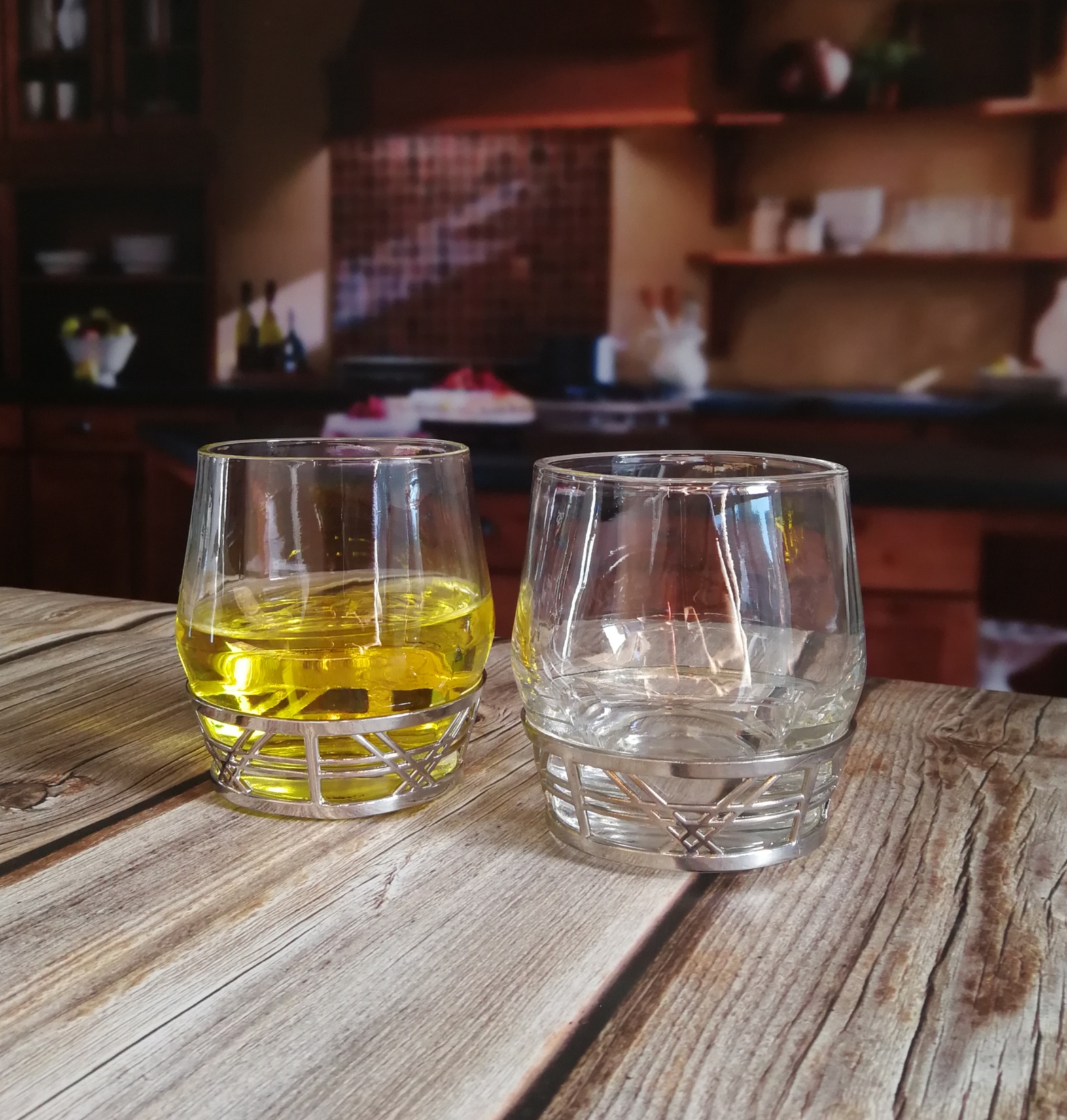 Retro Style Metal Base Rock Glass Handmade Whiskey Glass , Crystal Whisky Glasses