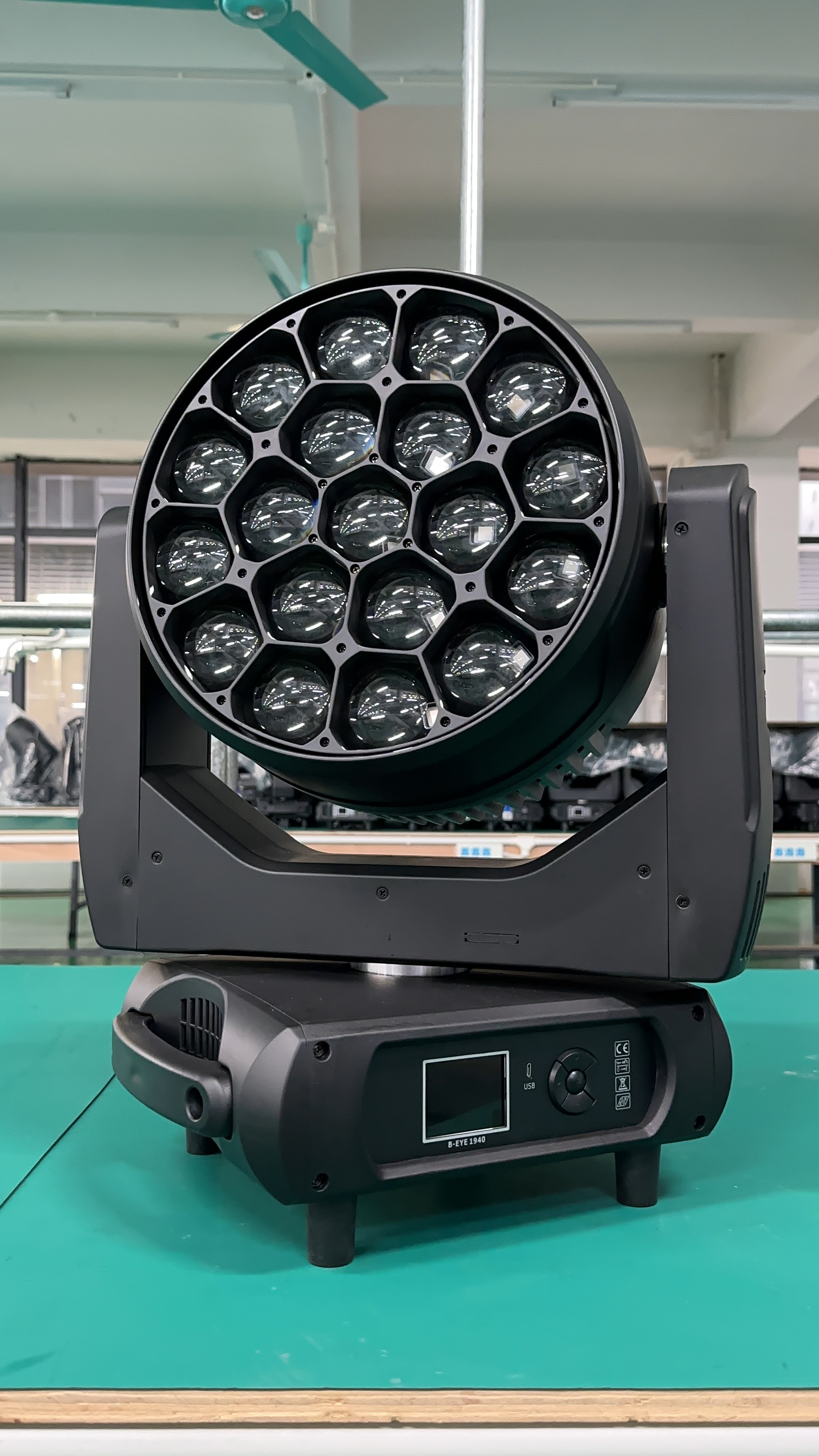 Clay Paky K15 Bee Eyes 19X40W Led Moving Head Light Stage Wash Lights With Foldling Clamps