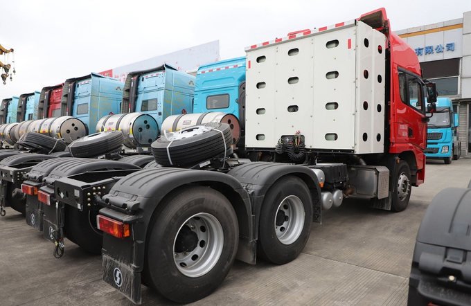 Shacman Truck 6x4 Tractor Head X5000 Model CNG Engine 530hp Double-Decker Sleeper