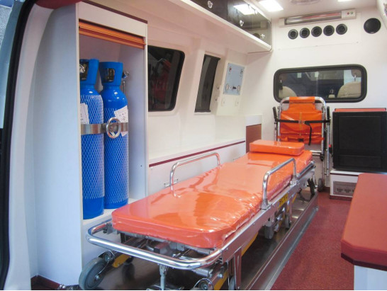 Gasoline Mercedes Benz Ambulance 7 Seat Front Mounted 4×2 Automatic Transmission
