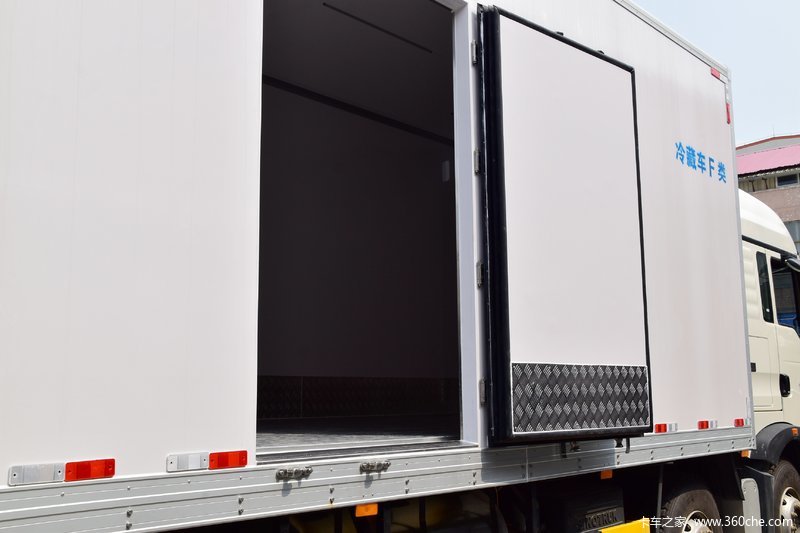 light weight HOWO t5g 8x4 man engine 340 hp 34 ton meat fish reefer truck