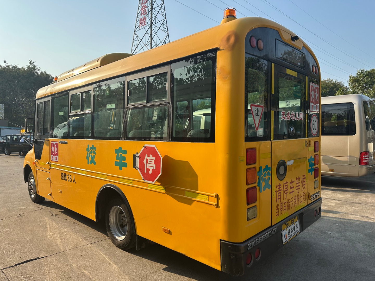 36-seat Diesel Engine Second-hand School Bus For Children Made In China Is Sturdy And Durable
