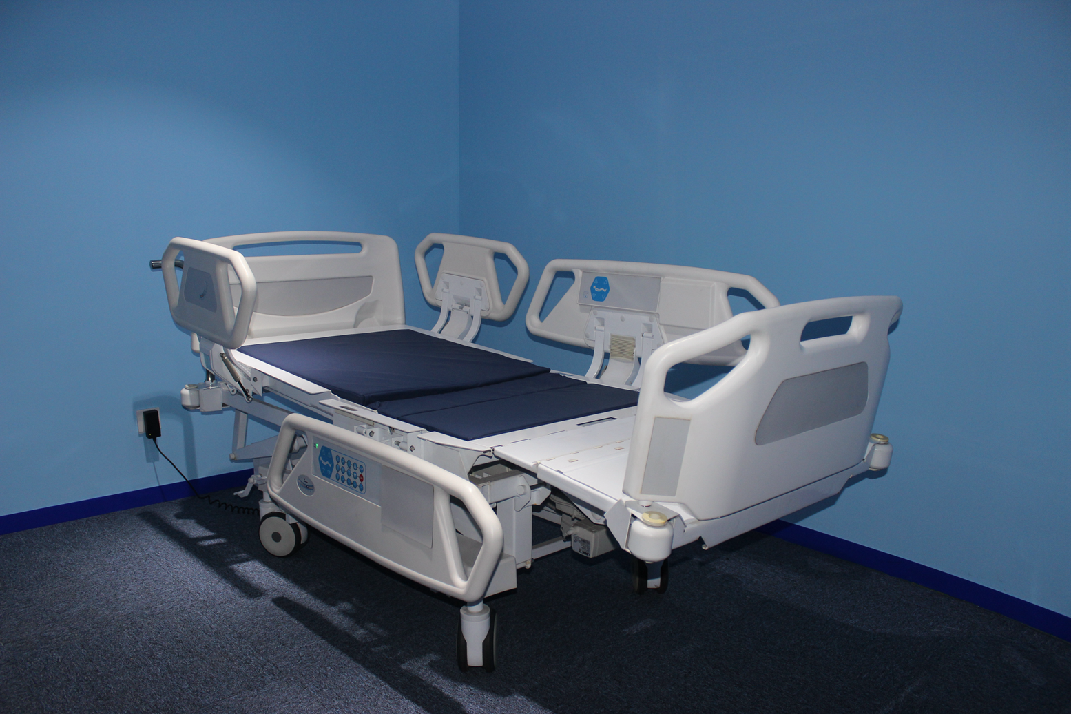 45cm Height Adjustment Electric Hospital Bed 500MM 5 Function Icu Bed ABS Rail