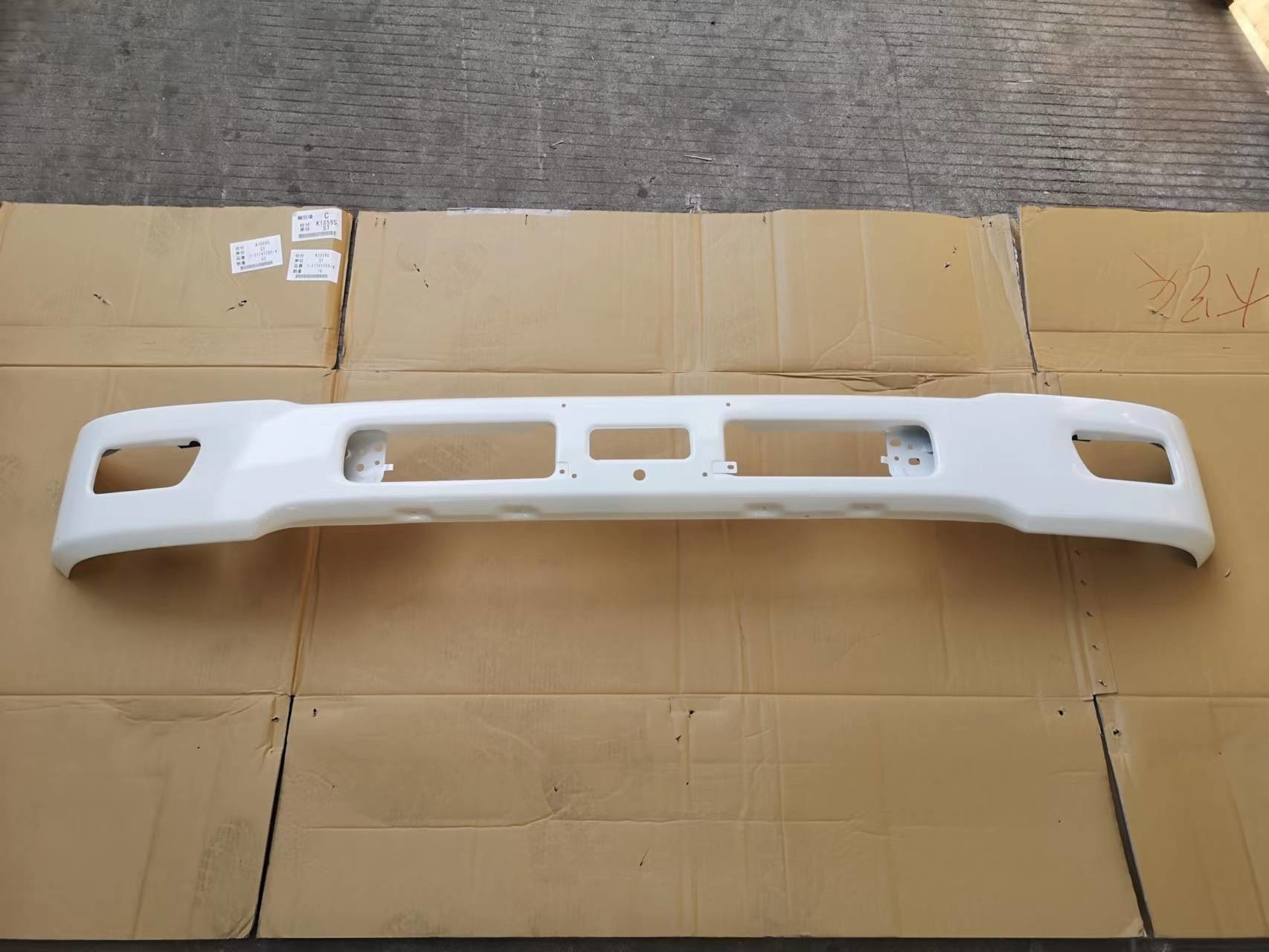 FSR FRR 8974077253 Isuzu Body Parts 2008 Type Cabin Bumper Length 2050mm Fog Lamp Bumper