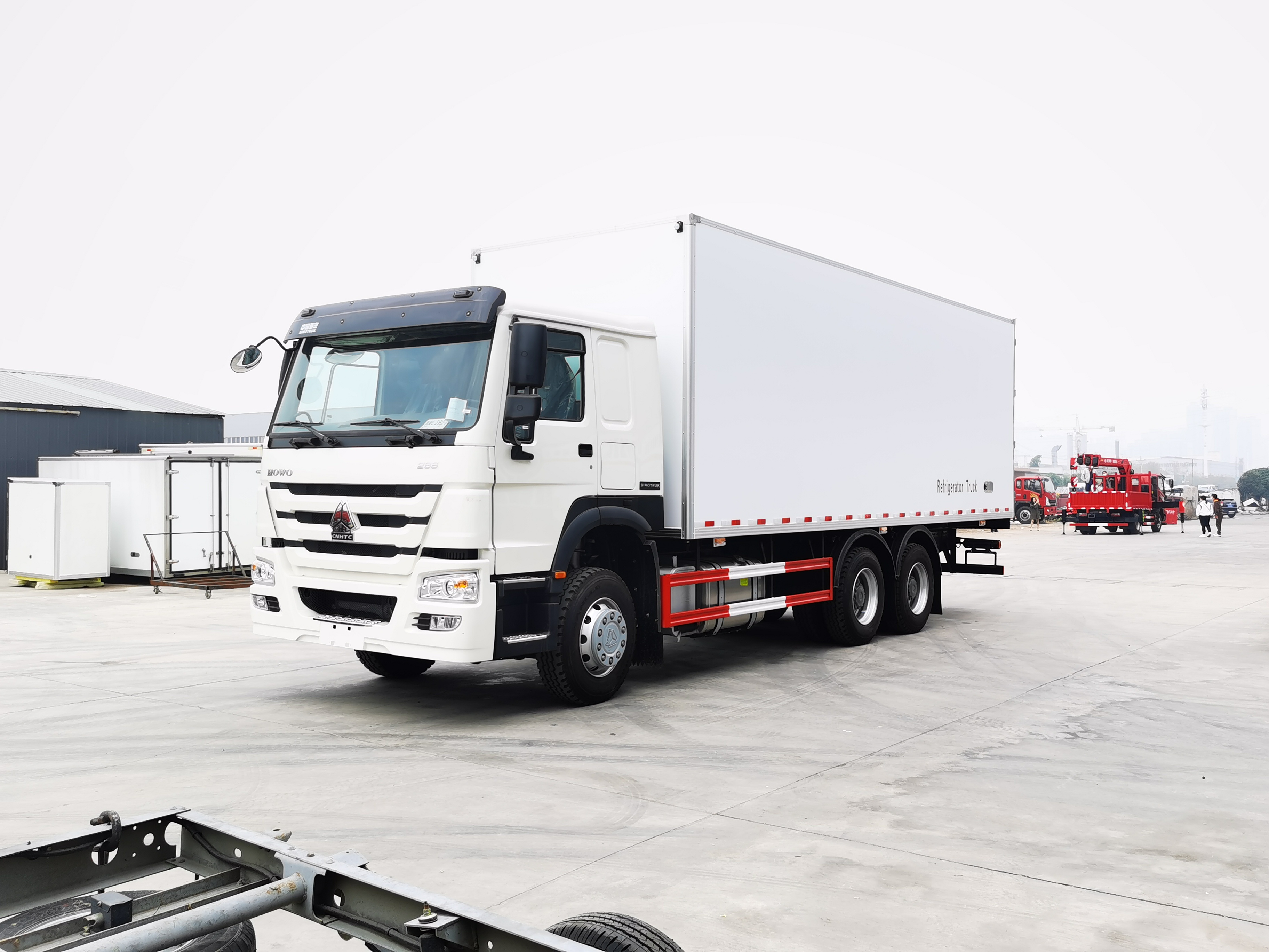 Minus 18 to 20 Centi Degree Temperature Range Sinotruk HOWO 6x4 Refrigerator Van Truck
