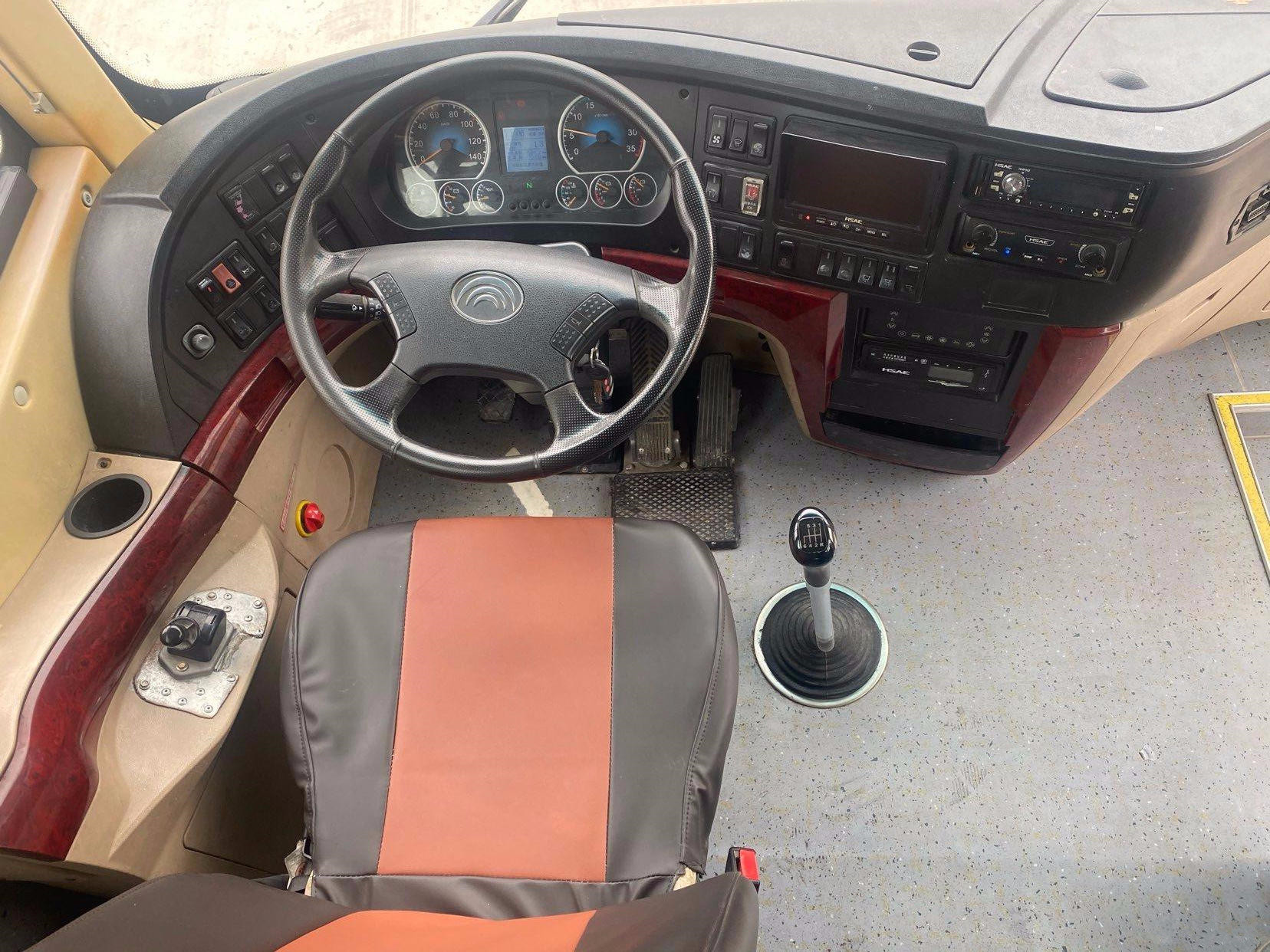 35 Seats 2015 Year Used Bus Zk6816 Yutong Used Coach Company Commuter Bus Rear Engine