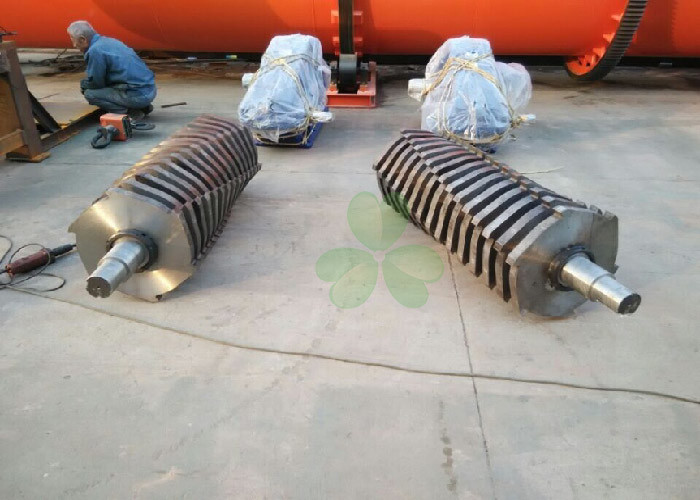 Twin Shaft Waste Tire Shredder Machine With High Strength Moving Blade