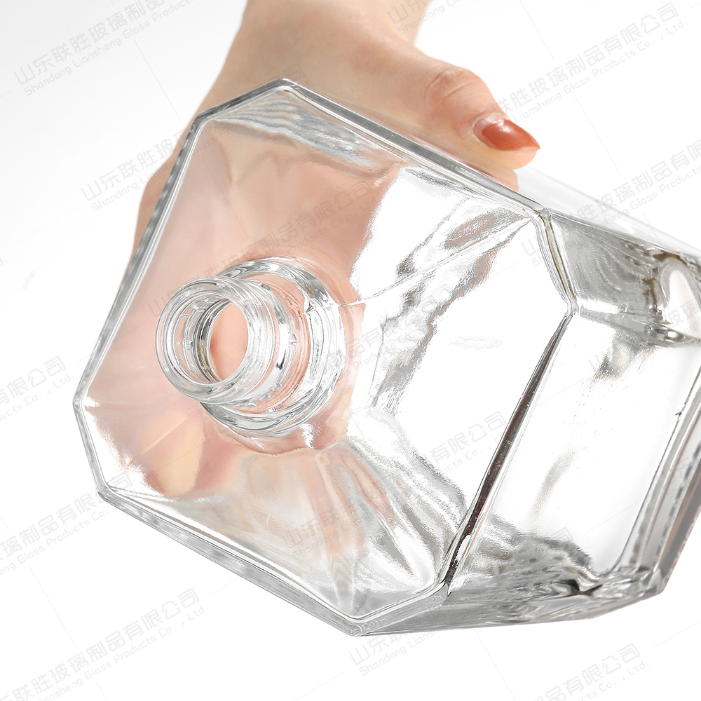 1500ml Red Wine Decanter Crafted from High Borosilicate Glass for Wine Lovers' Pleasure