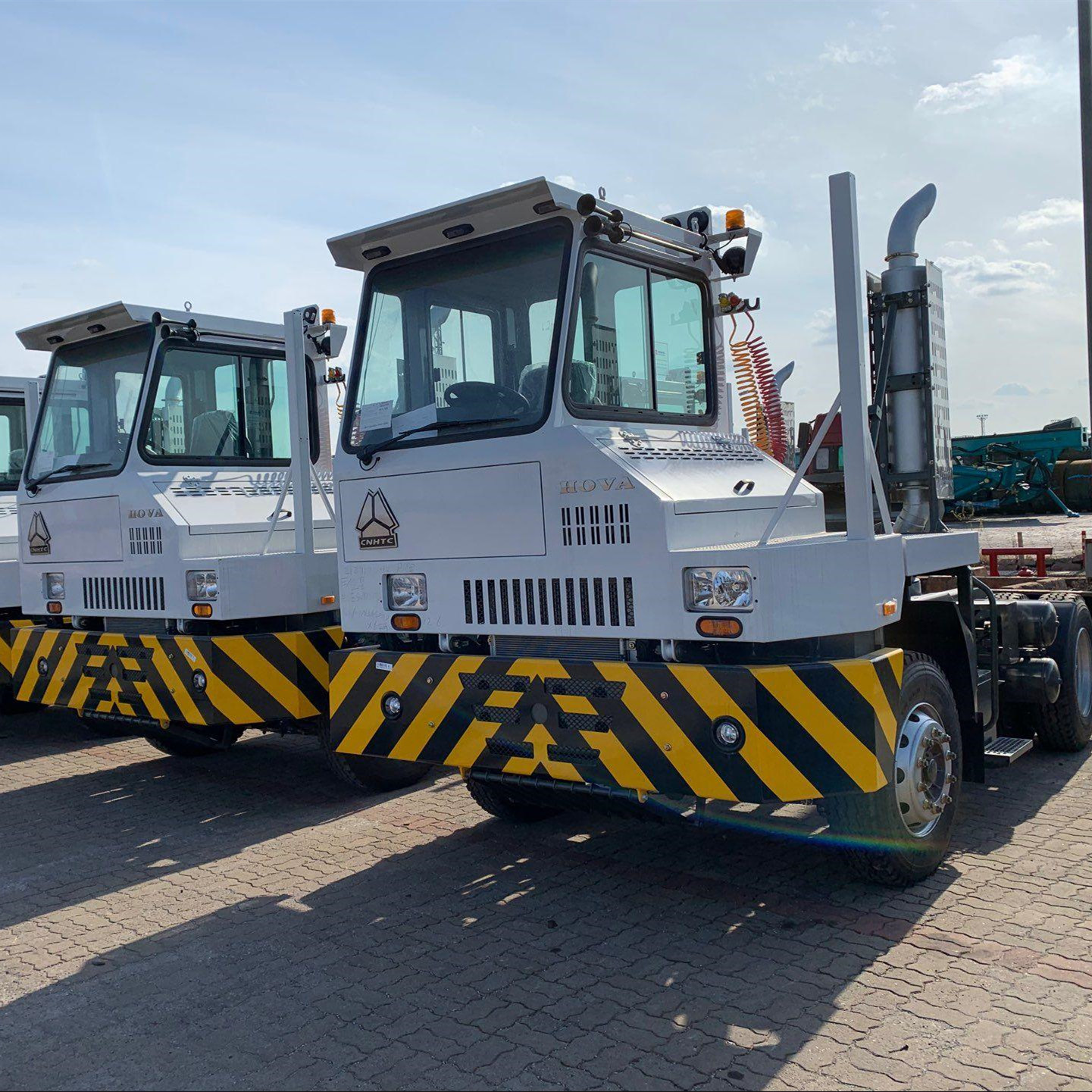 Brand New sinotruk howo terminal tractor truck 371hp used tracteur trucks head Tractors camiones tractor for terminals