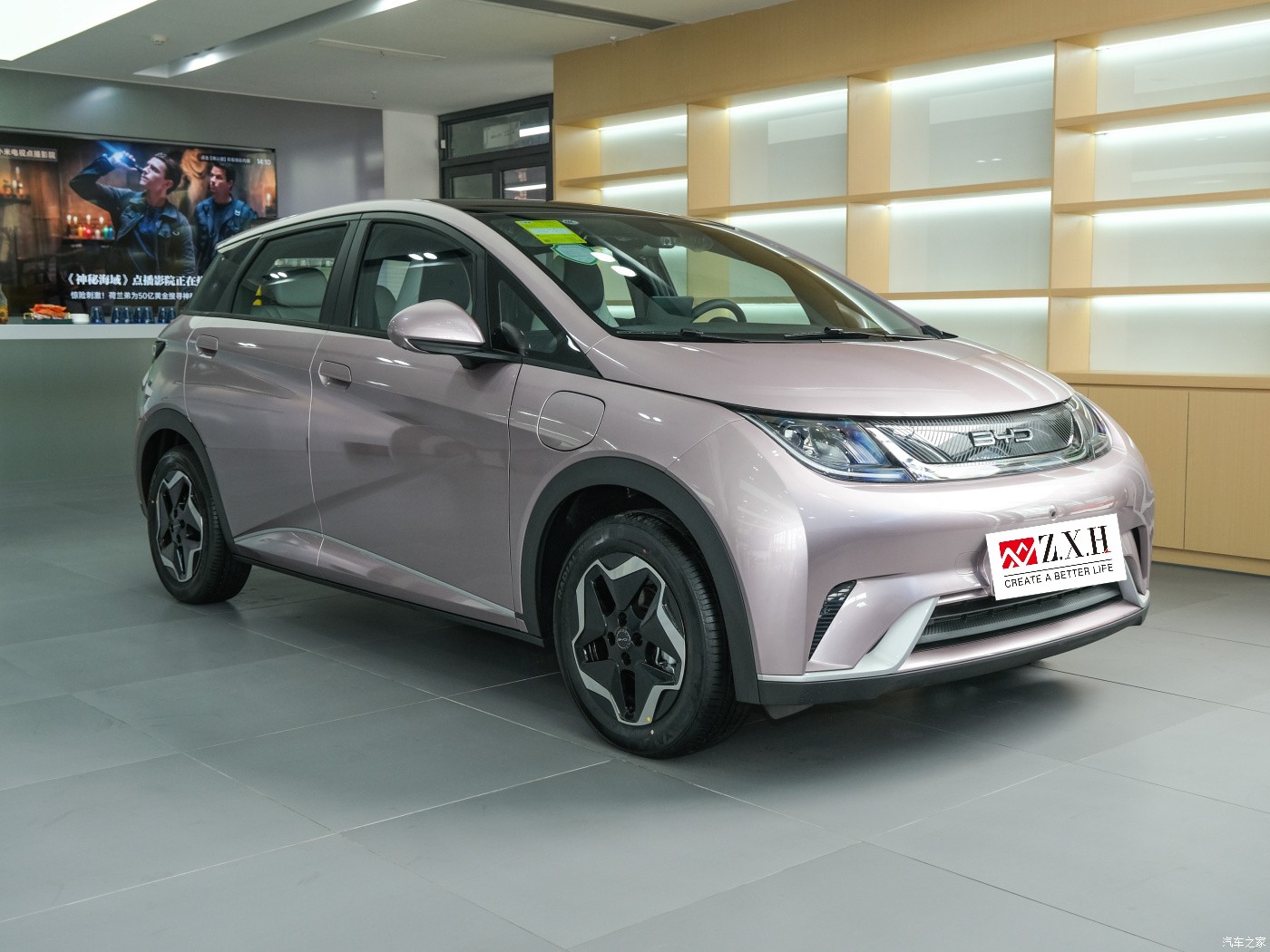 The China-made five-door five-seat new-energy hatchback BYD Dolphin has a range of 405 kilometers used car