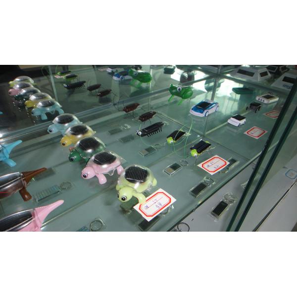 Educational Mini Solar Toys Plastic Locust Solar Powered Grasshopper Customized