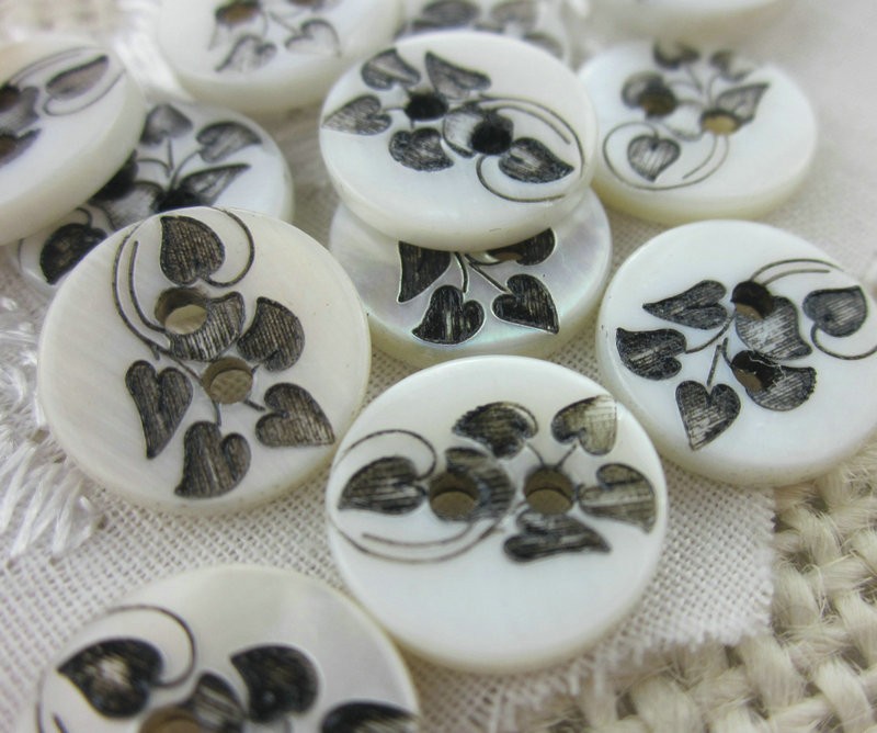 Factory wholesale high quality akoya 2 holes round natural agoya shell button for shirt dress