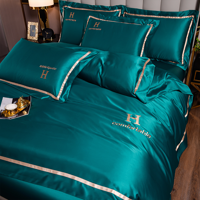 Cozy Gray Hotel Red Wedding Bedding Four-piece Kit with Washed Silk Four Piece Bedding Set