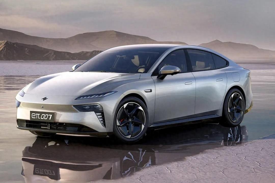 High Speed Pure Electric Sedan Dongfeng Yipai 007 5-door 5-seat Body Structure and 2915mm Wheelbase