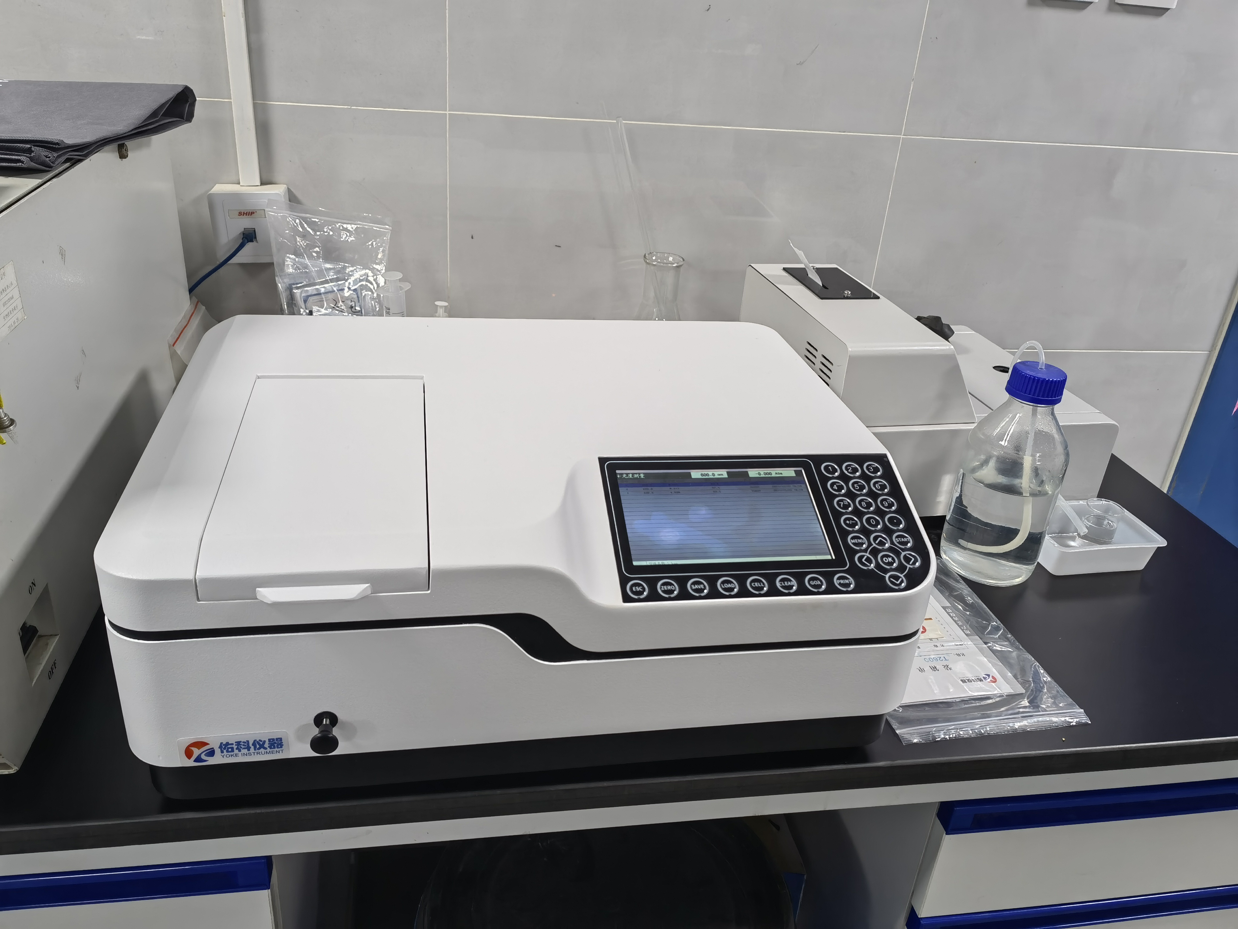 Ultraviolet-Visible Spectrometer Spectral Bandwidth 4nm 190-1100nm Nano Spectrophotometer