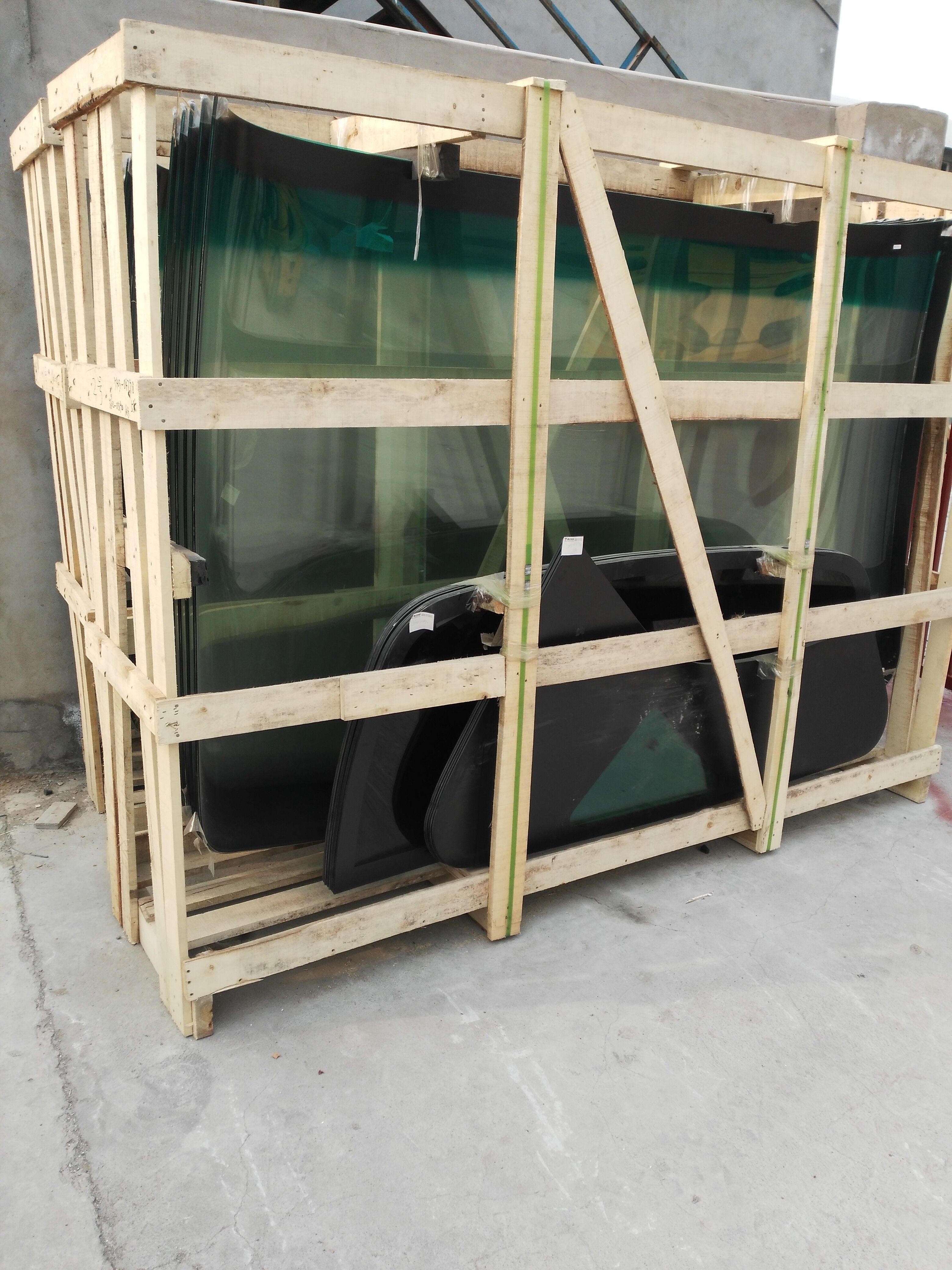 High Standard Bus Front Glass Visible Light Transmission 80 - 85% Long Lifetime