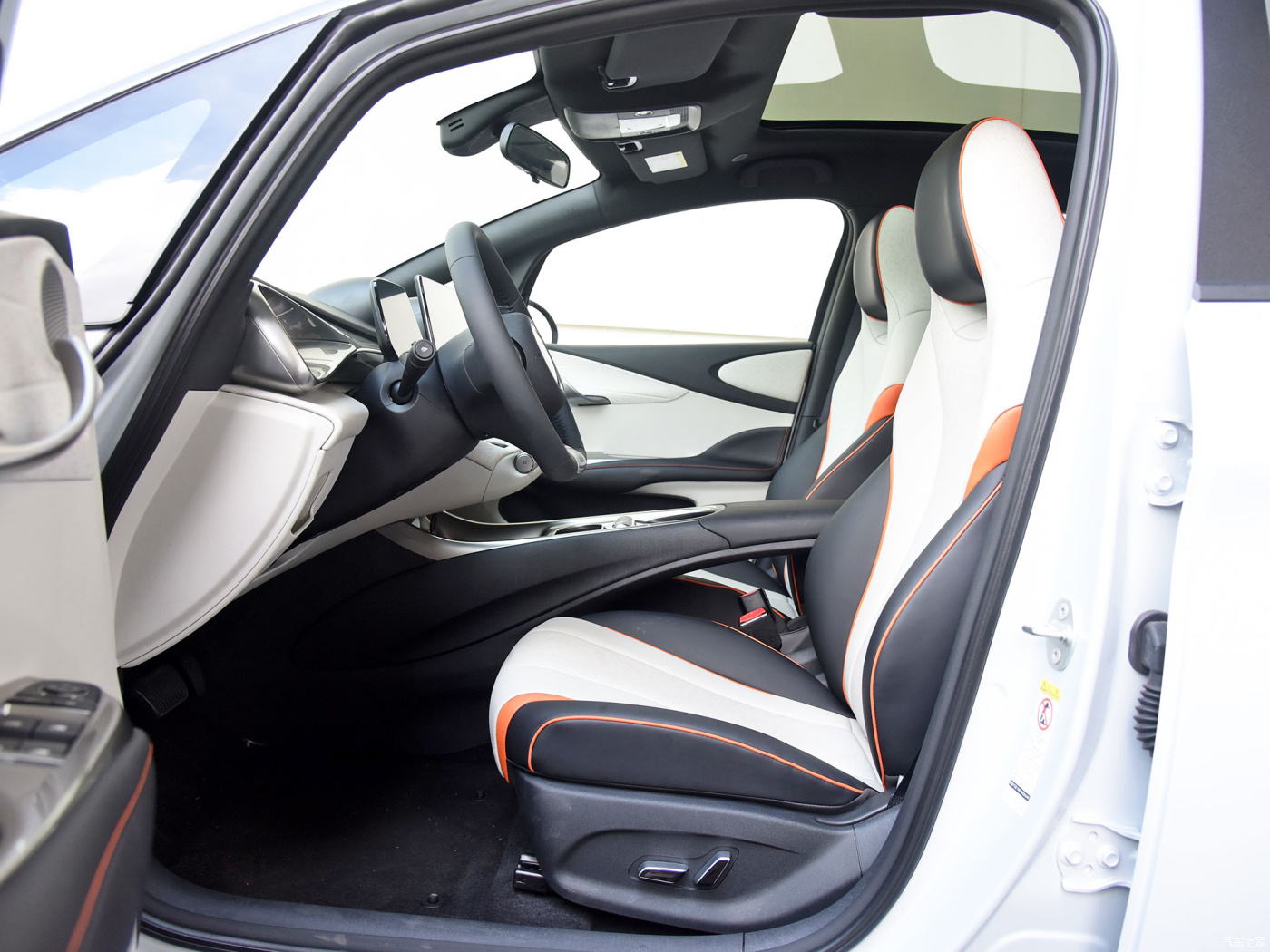The China-made five-door five-seat new-energy hatchback BYD Dolphin has a range of 405 kilometers used car