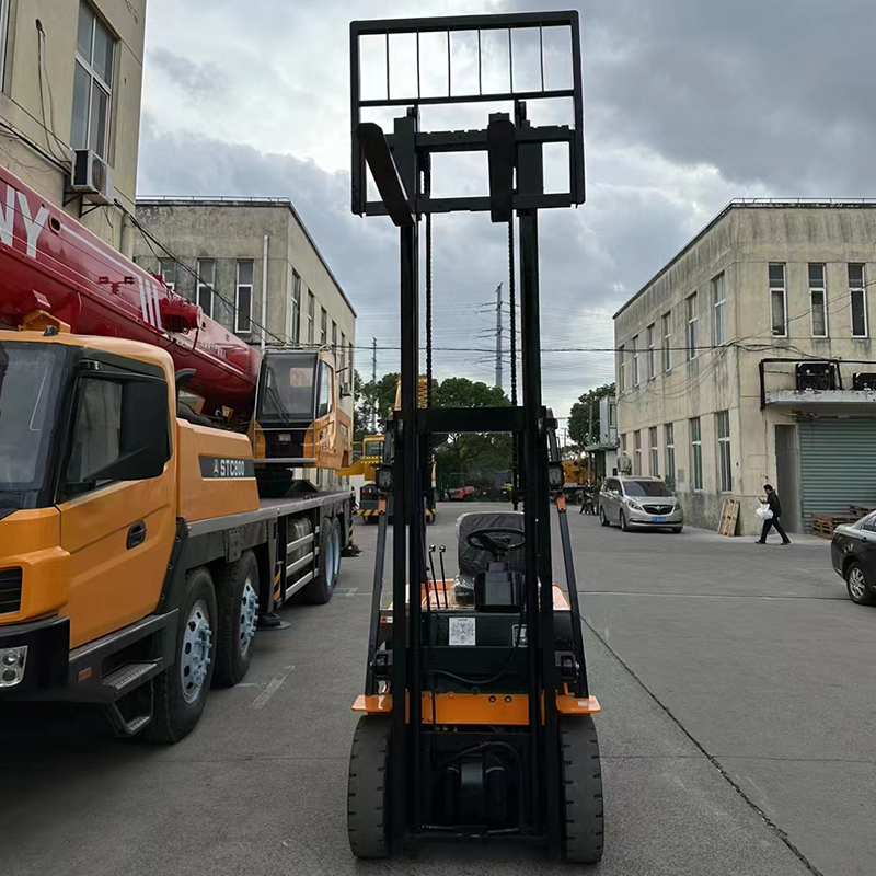 Forklift Electric 4x4 2 Ton Used with Non-slip Off-road Tire and Fork Length 1070mm