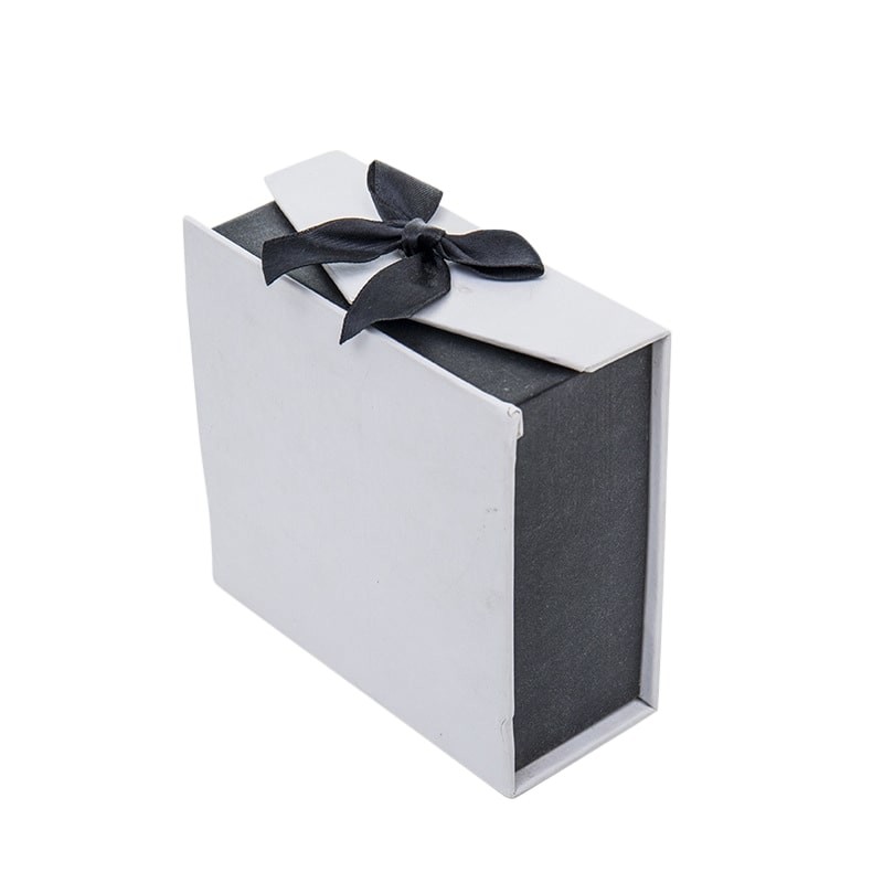 Small CMYK PMS Cardboard Box With Handles Ribbon Magnetic Closure Gift Box