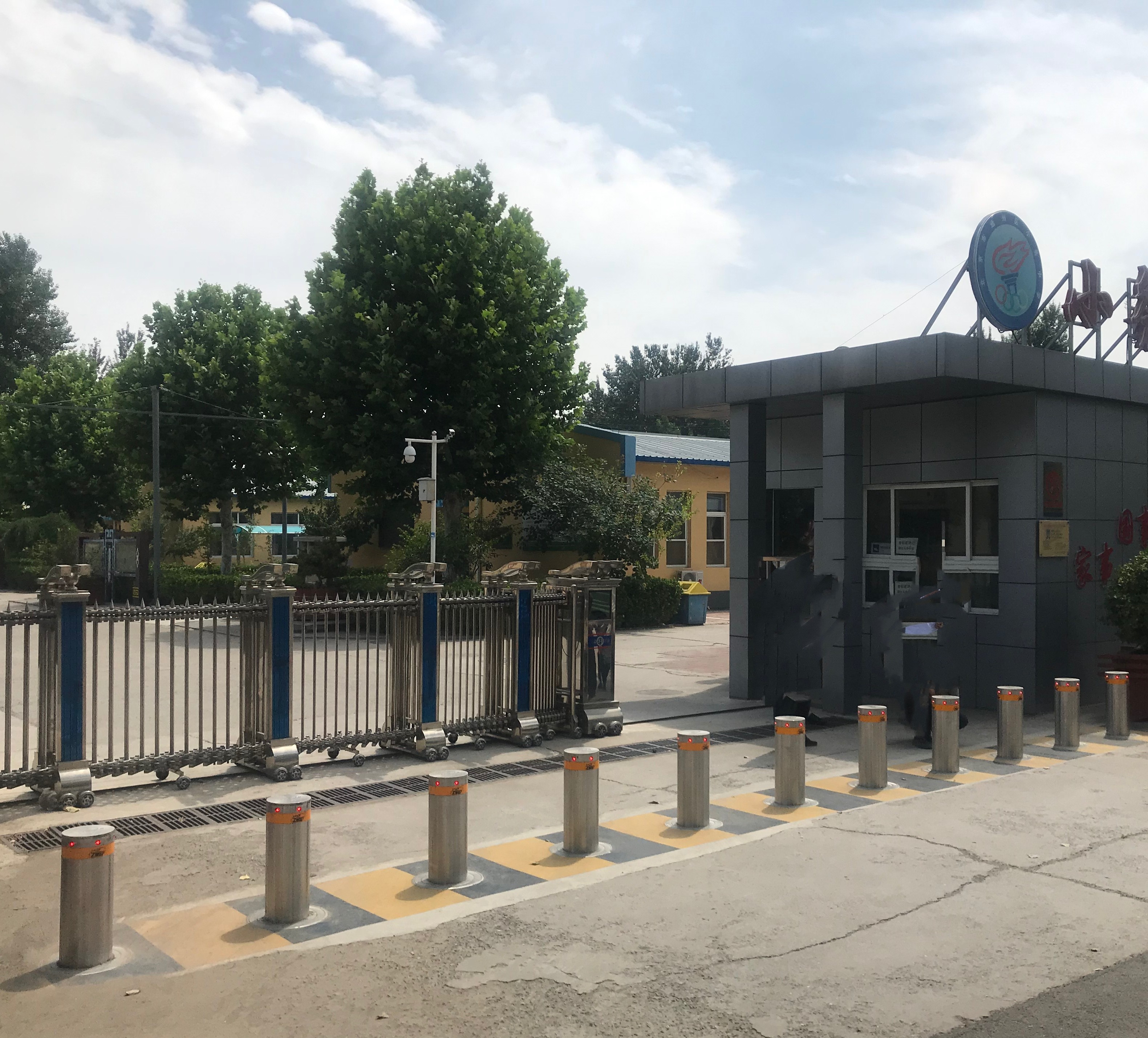 Customizable Versatile Manual Retractable Bollards For Security