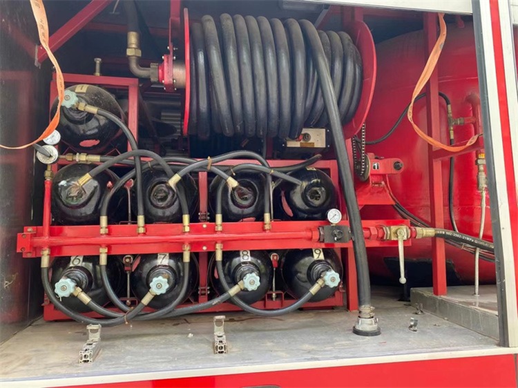 Good Condition Red Diesel Fuel Type Howo Fire Fighting Truck 16cbm Manual Transmission